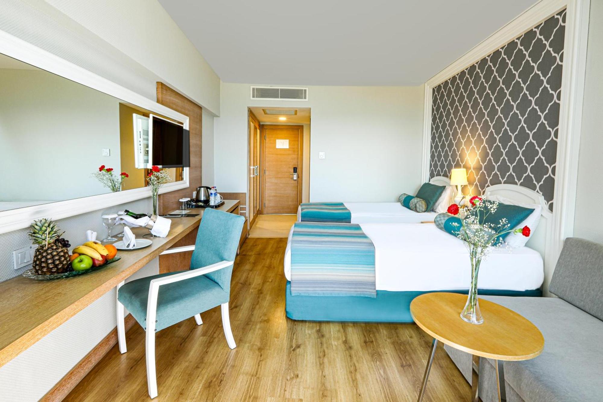 Quarto Standard com Cama de Casal ou 2 de Solteiro e Vista Lateral do Mar